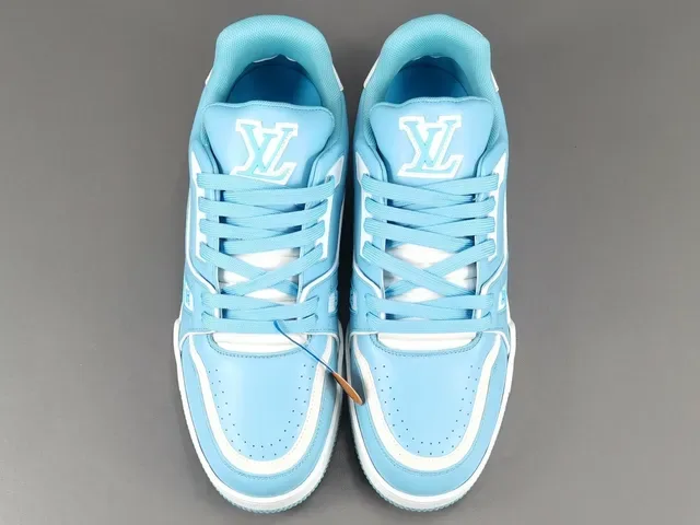 Louis Vuitton LV Trainer Sneakers Lifestyle Bleues Blanches Cuir Layered Détail Sangle Asymétrique Style De Vie 11