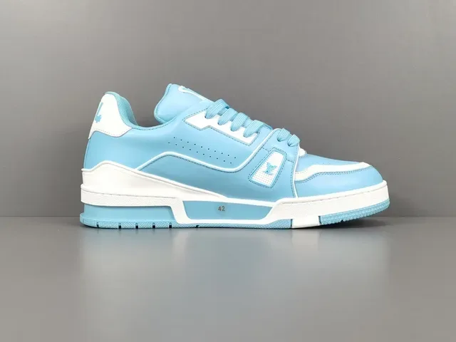 Louis Vuitton LV Trainer Sneakers Lifestyle Bleues Blanches Cuir Layered Détail Sangle Asymétrique Style De Vie 14