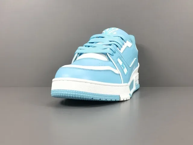 Louis Vuitton LV Trainer Sneakers Lifestyle Bleues Blanches Cuir Layered Détail Sangle Asymétrique Style De Vie 16