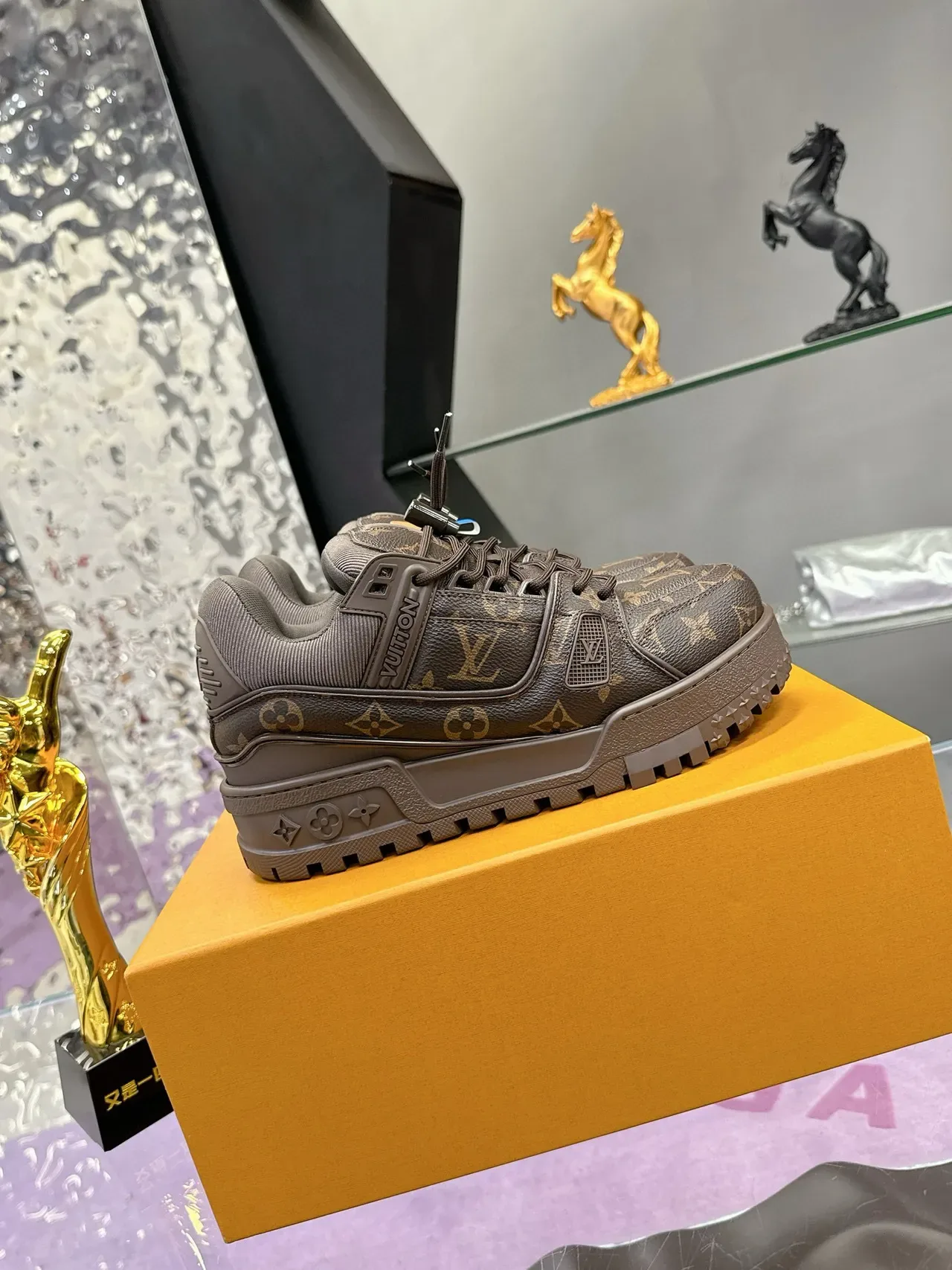 Louis Vuitton LV Trainer Marrom Dourado Monograma Lona Solado Plataforma Chunky Tênis Lifestyle 3
