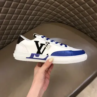 Louis Vuitton LV Trainer Blanco y Azul Monogram Sneakers lifestyle
