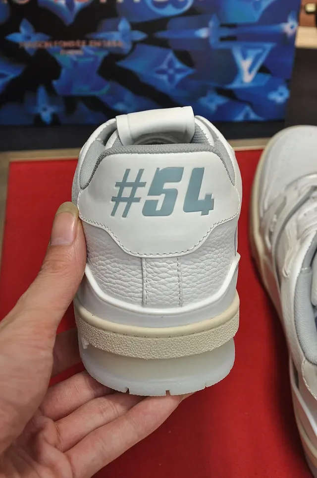 Louis Vuitton LV Trainer Blanc Beige Sémelle Médiane Stratifiée Détail Logo Script Sneakers Lifestyle 2