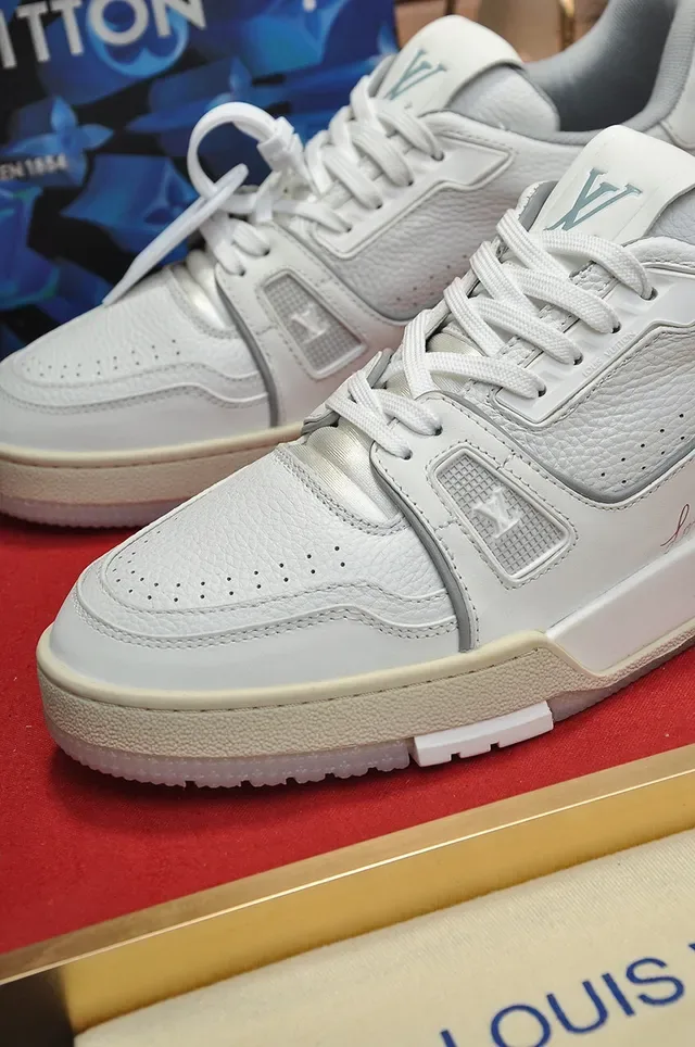 Louis Vuitton LV Trainer Blanc Beige Sémelle Médiane Stratifiée Détail Logo Script Sneakers Lifestyle 3