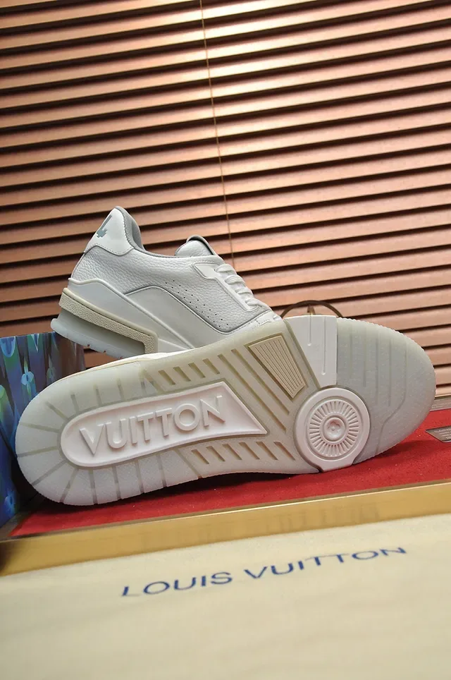 Louis Vuitton LV Trainer Blanc Beige Sémelle Médiane Stratifiée Détail Logo Script Sneakers Lifestyle 4