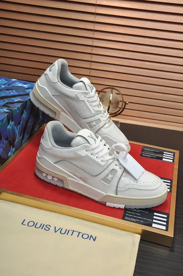 Louis Vuitton LV Trainer Blanc Beige Sémelle Médiane Stratifiée Détail Logo Script Sneakers Lifestyle 5