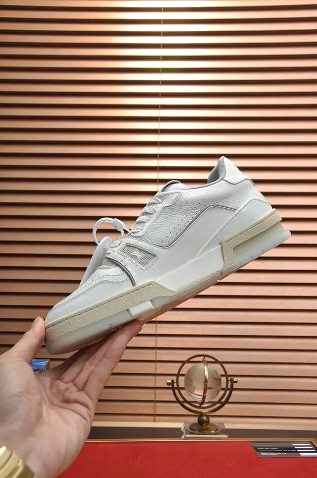 Louis Vuitton LV Trainer Blanc Beige Sémelle Médiane Stratifiée Détail Logo Script Sneakers Lifestyle 6