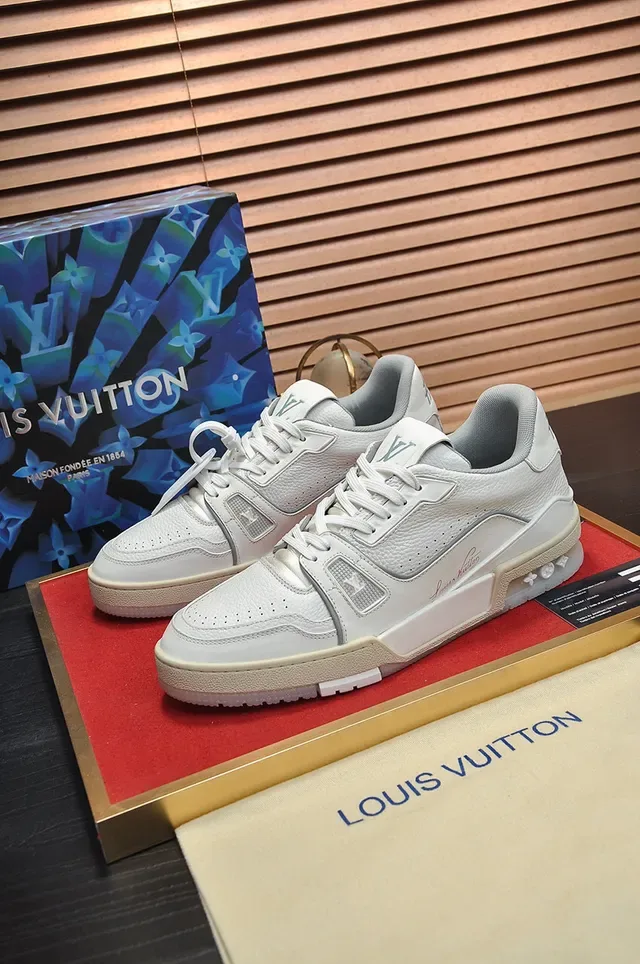 Louis Vuitton LV Trainer Blanc Beige Sémelle Médiane Stratifiée Détail Logo Script Sneakers Lifestyle 7