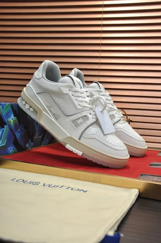 Louis Vuitton LV Trainer Blanc Beige Sémelle Médiane Stratifiée Détail Logo Script Sneakers Lifestyle 8