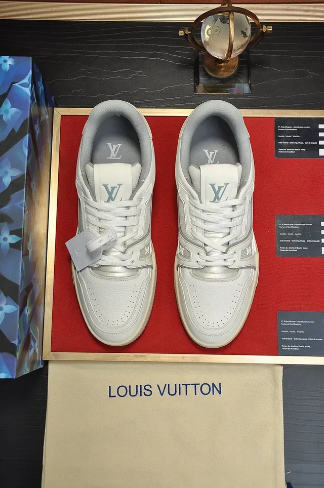 Louis Vuitton LV Trainer Blanc Beige Sémelle Médiane Stratifiée Détail Logo Script Sneakers Lifestyle 9