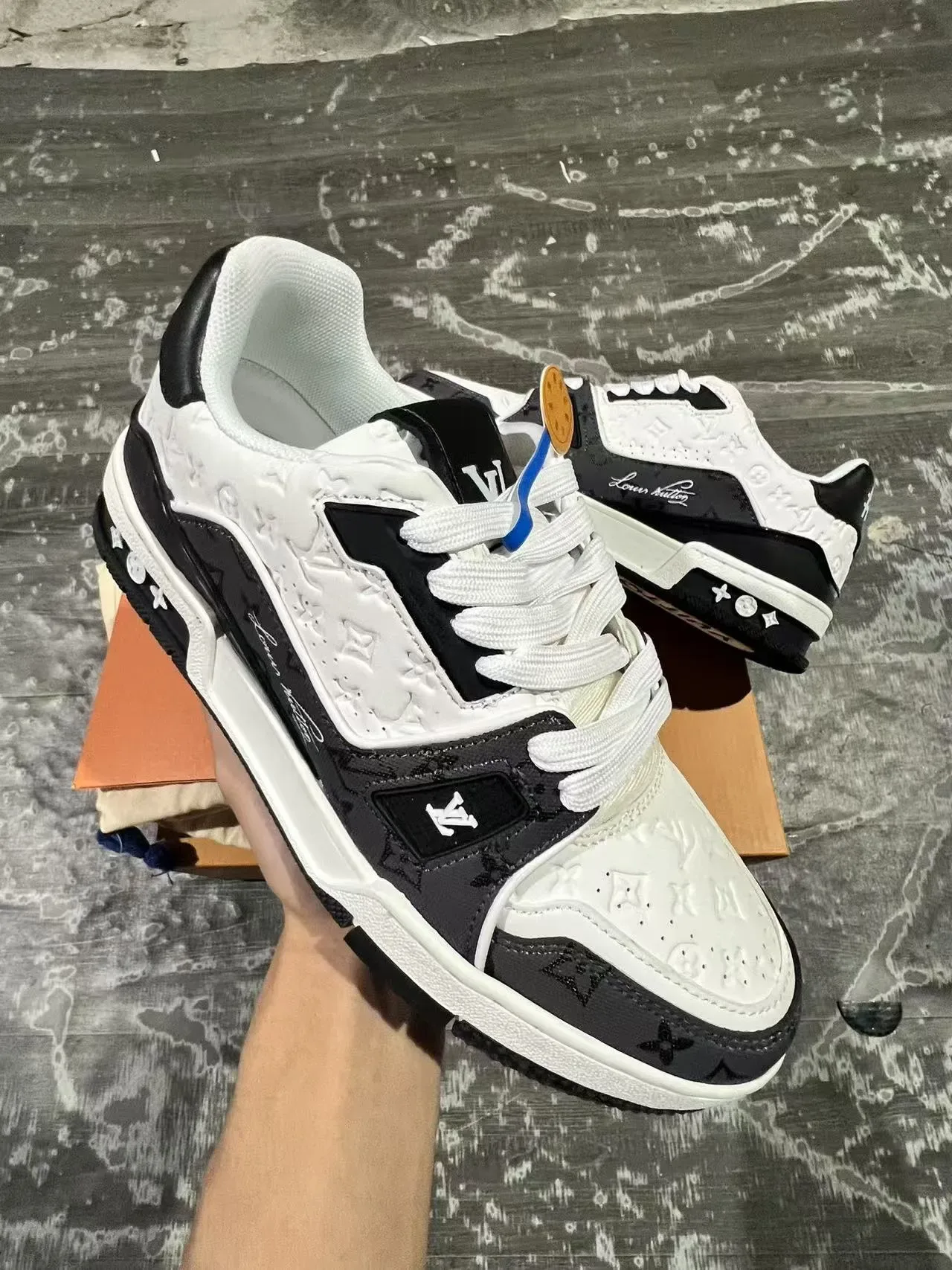 لويس فيتون LV Trainer أبيض أسود مونوغرام مطبوع توقيع بخط كيريسيف نمط حياة أحذية رياضية 2
