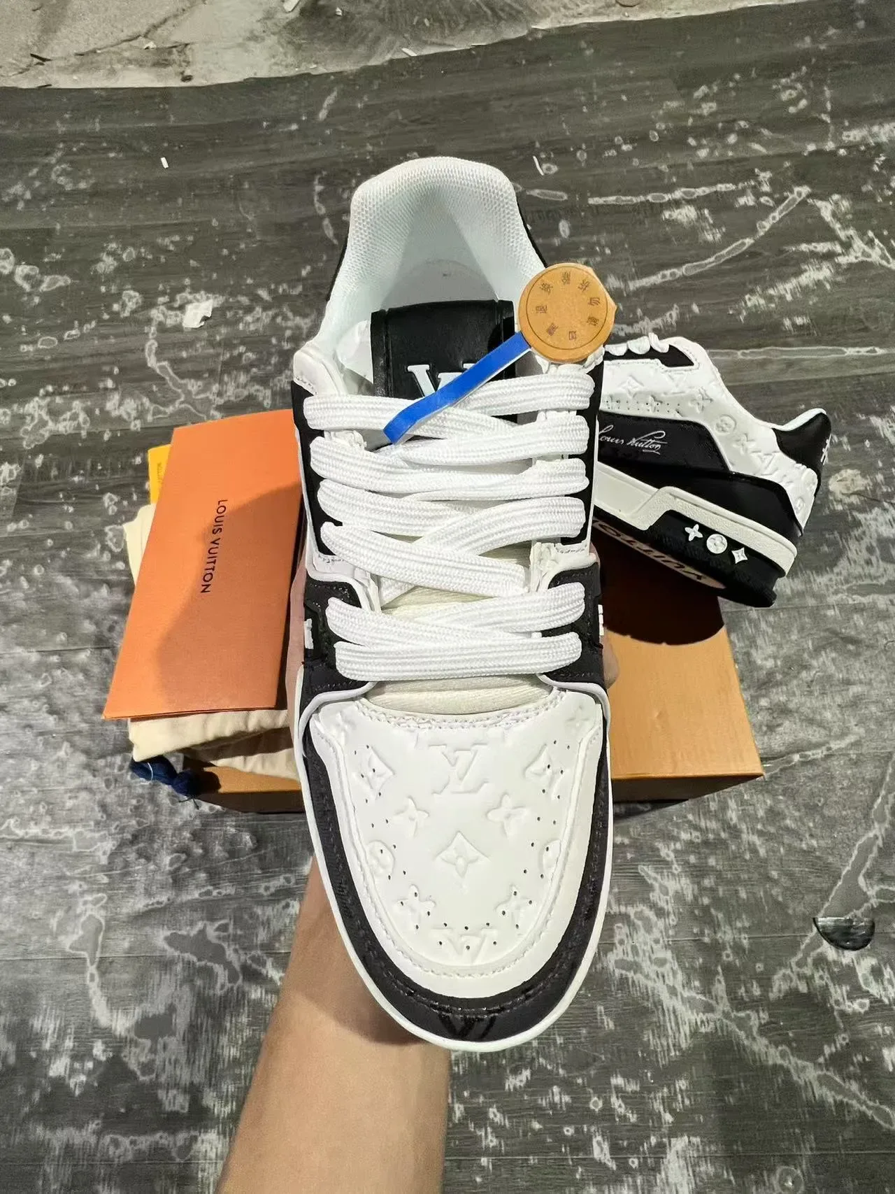 لويس فيتون LV Trainer أبيض أسود مونوغرام مطبوع توقيع بخط كيريسيف نمط حياة أحذية رياضية 3