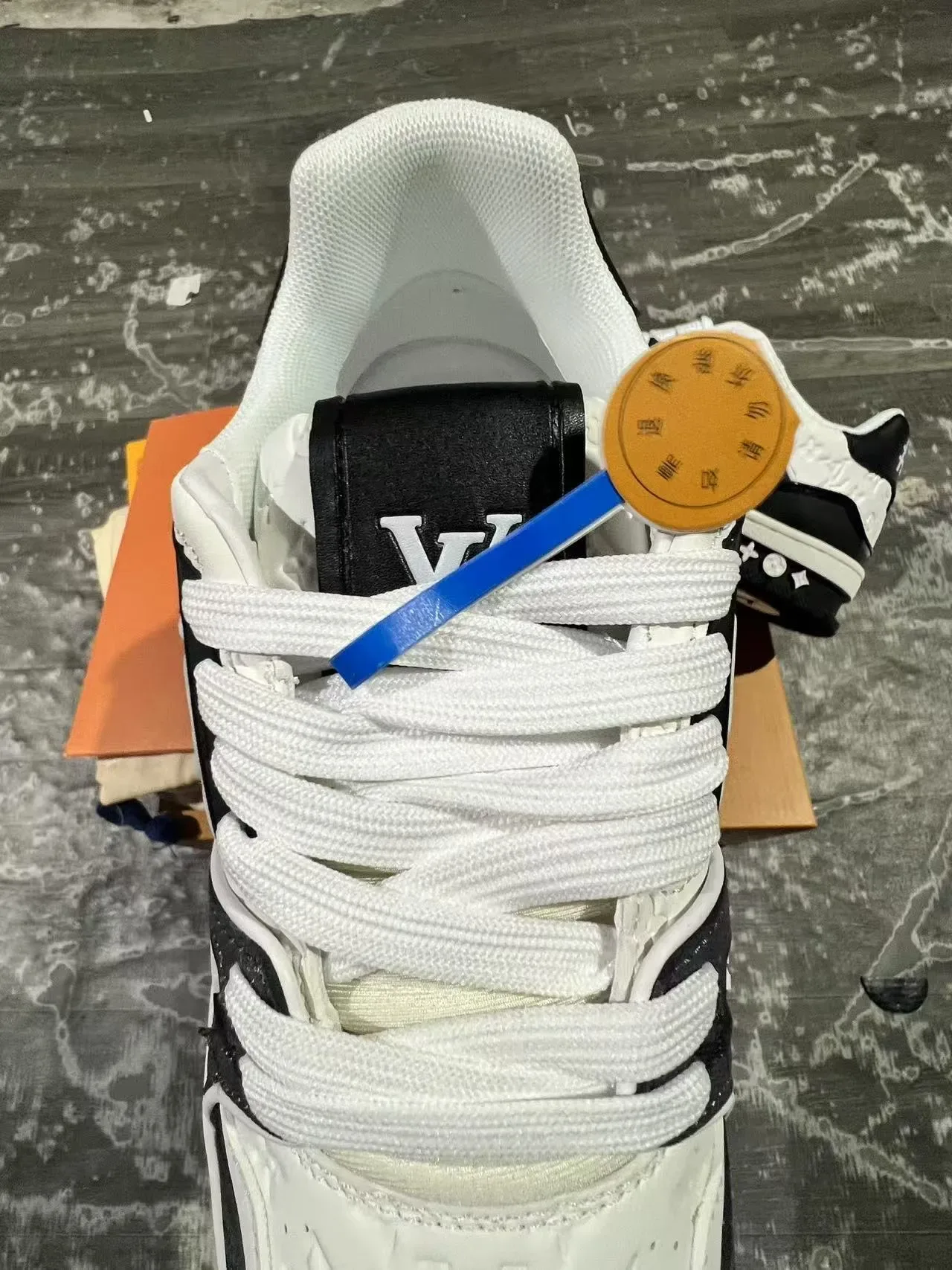 لويس فيتون LV Trainer أبيض أسود مونوغرام مطبوع توقيع بخط كيريسيف نمط حياة أحذية رياضية 4