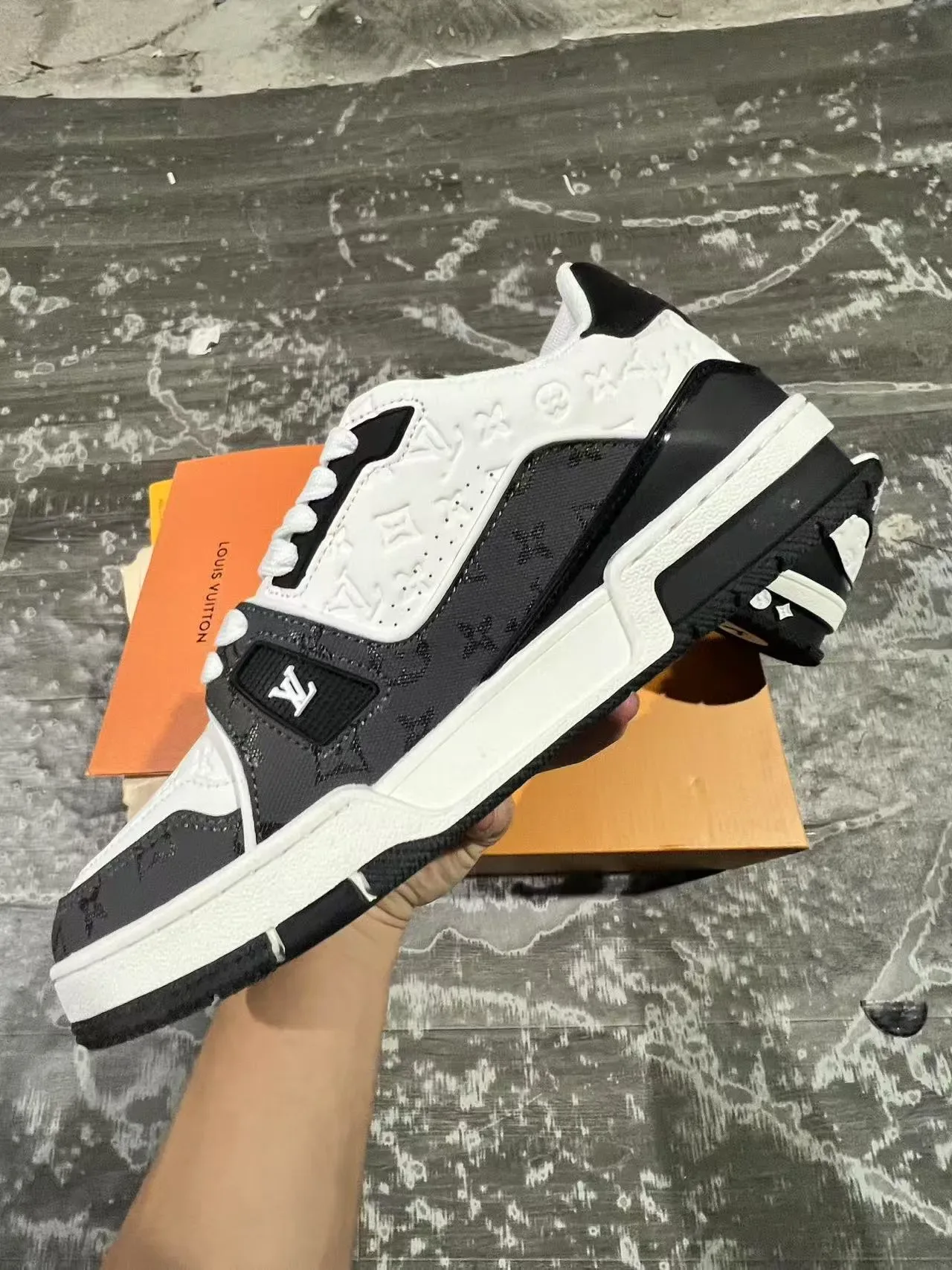 لويس فيتون LV Trainer أبيض أسود مونوغرام مطبوع توقيع بخط كيريسيف نمط حياة أحذية رياضية 5