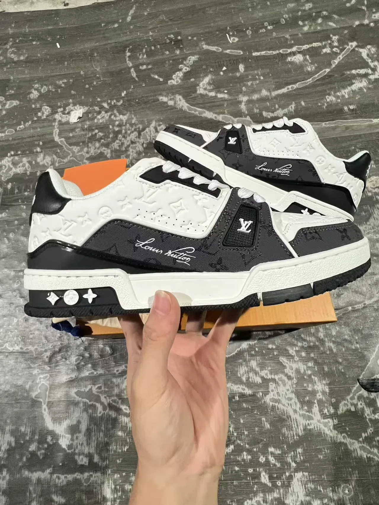 لويس فيتون LV Trainer أبيض أسود مونوغرام مطبوع توقيع بخط كيريسيف نمط حياة أحذية رياضية 7
