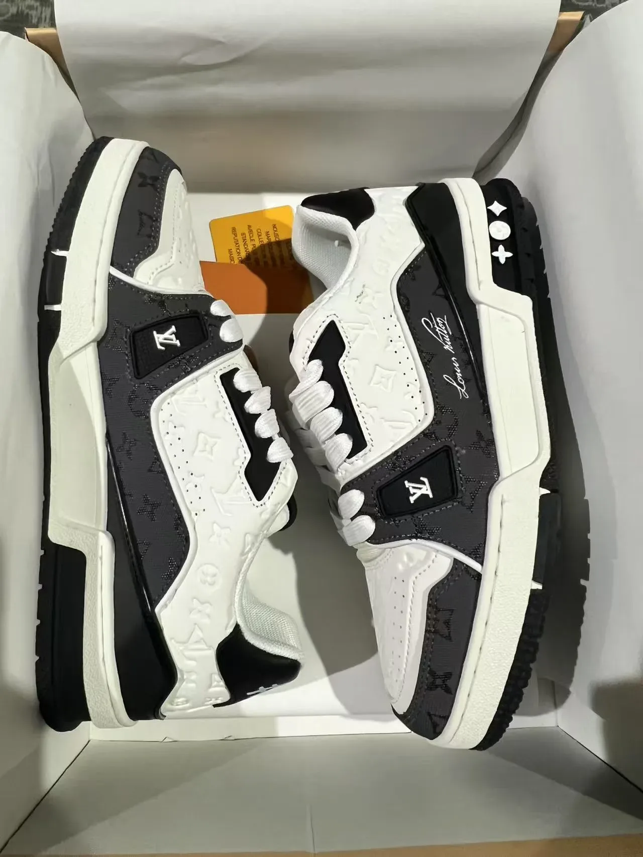 لويس فيتون LV Trainer أبيض أسود مونوغرام مطبوع توقيع بخط كيريسيف نمط حياة أحذية رياضية 9