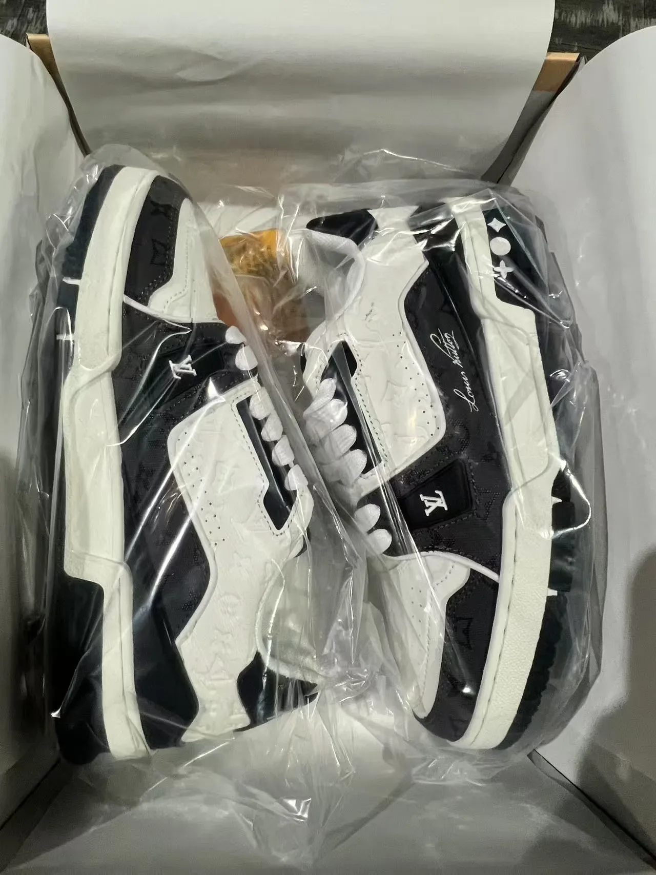 لويس فيتون LV Trainer أبيض أسود مونوغرام مطبوع توقيع بخط كيريسيف نمط حياة أحذية رياضية 10