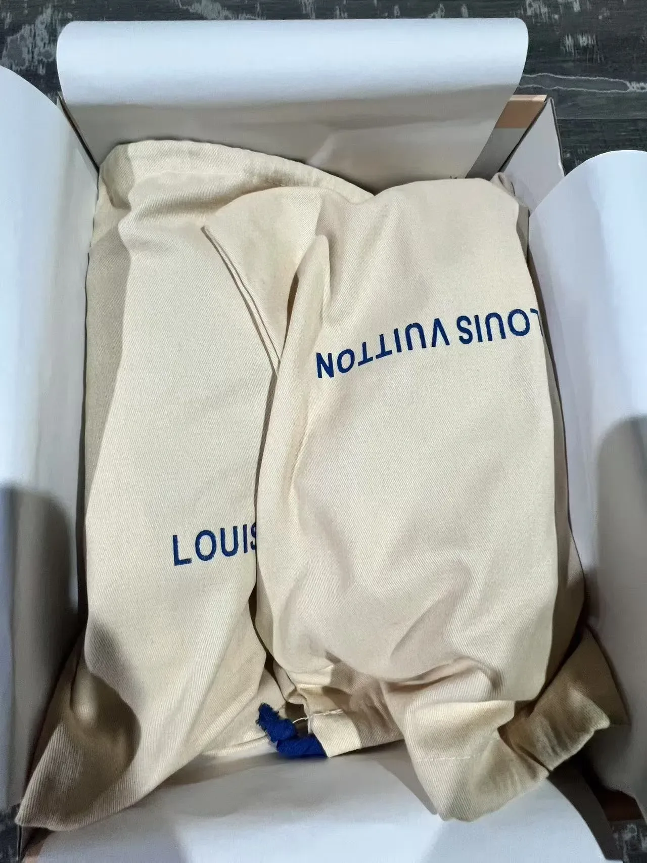 لويس فيتون LV Trainer أبيض أسود مونوغرام مطبوع توقيع بخط كيريسيف نمط حياة أحذية رياضية 11