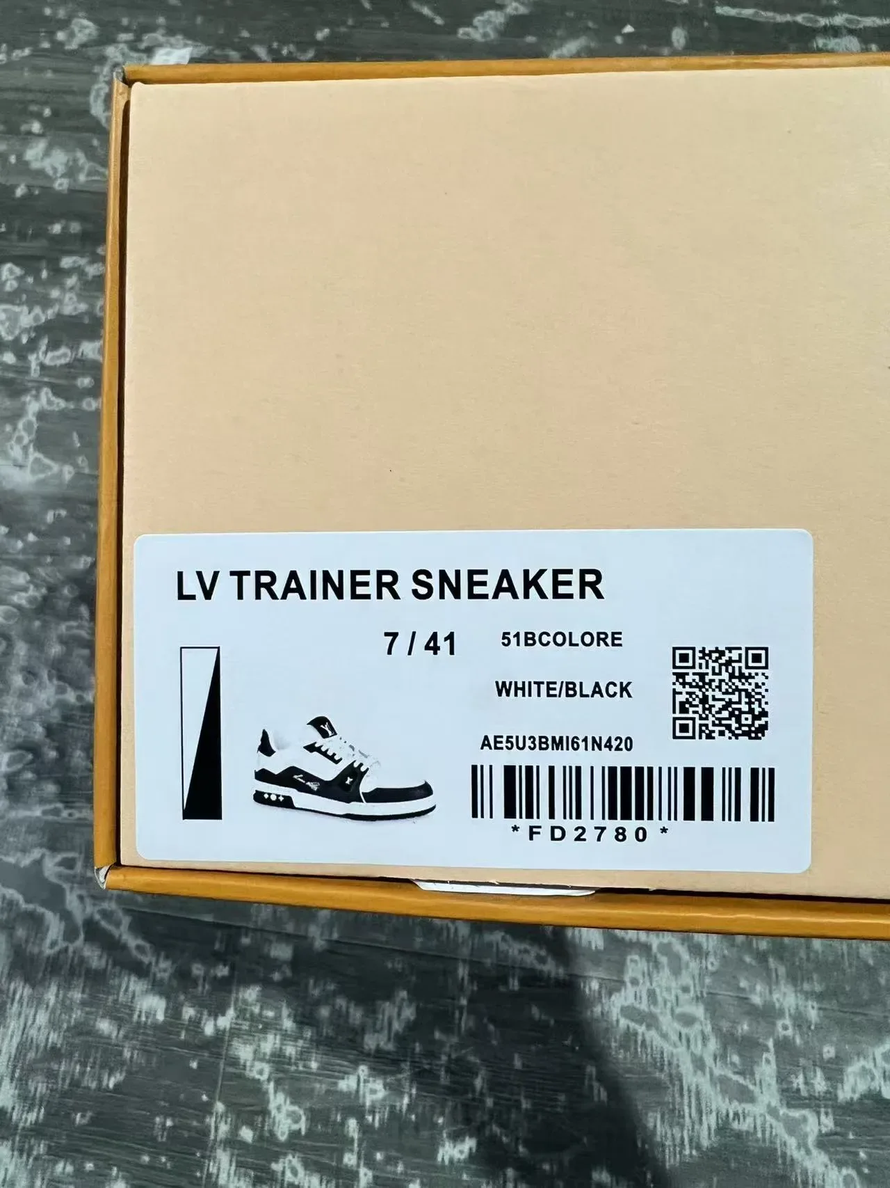 لويس فيتون LV Trainer أبيض أسود مونوغرام مطبوع توقيع بخط كيريسيف نمط حياة أحذية رياضية 12