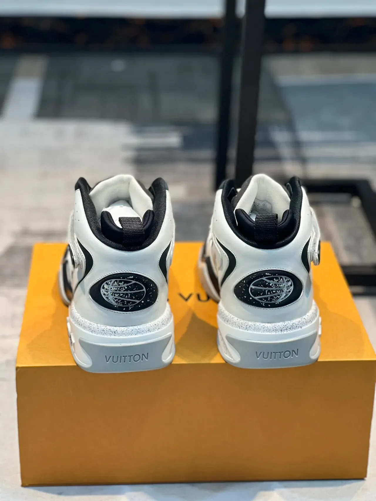 Louis Vuitton LV Trainer Tênis Lifestyle Branco Preto Alto Com Monograma 3