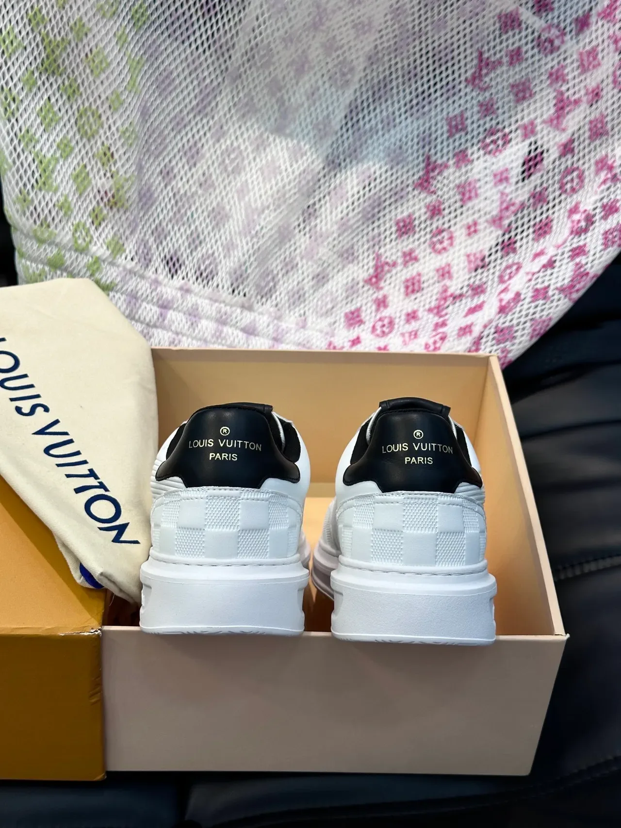 লুইস ভিটন LV Trainer সাদা কালো মোনোগ্রাম সাইড লোগো ডামিয়ার চেক ওভারলে লাইফস্টাইল স্নিকার 2