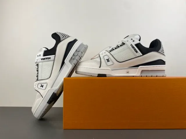 Louis Vuitton LV Trainer White Black Pebbled Leather Contrast Piping Lifestyle Sneakers 14