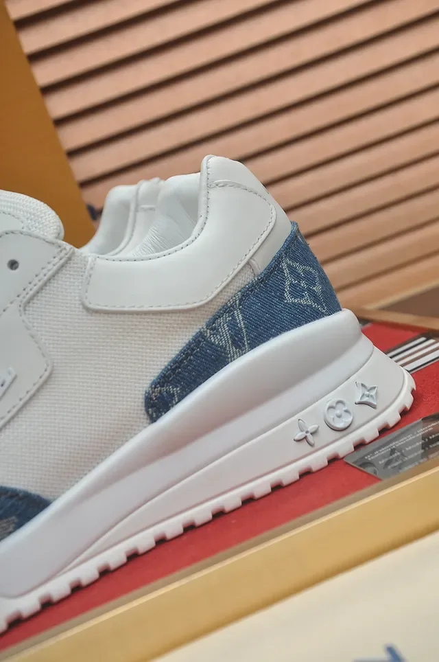 Louis Vuitton LV Trainer Blanc et Bleu Monogram Panneaux Denim Semelle Sculptée Sneakers Lifestyle 2