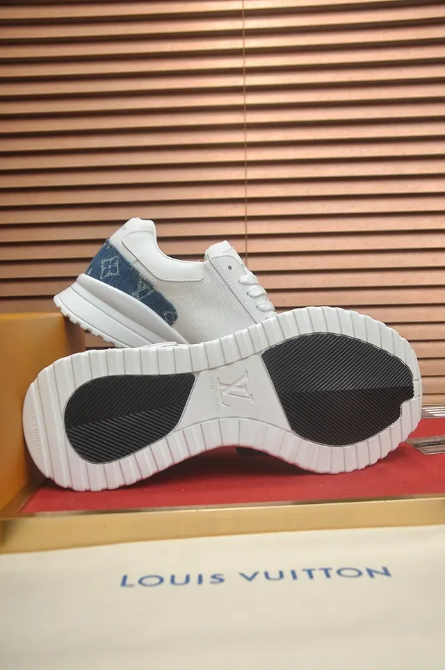 Louis Vuitton LV Trainer Blanc et Bleu Monogram Panneaux Denim Semelle Sculptée Sneakers Lifestyle 3