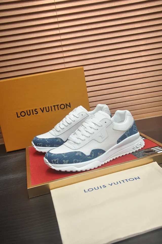 Louis Vuitton LV Trainer Blanc et Bleu Monogram Panneaux Denim Semelle Sculptée Sneakers Lifestyle 4