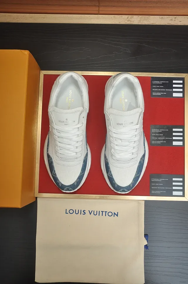 Louis Vuitton LV Trainer Blanc et Bleu Monogram Panneaux Denim Semelle Sculptée Sneakers Lifestyle 5