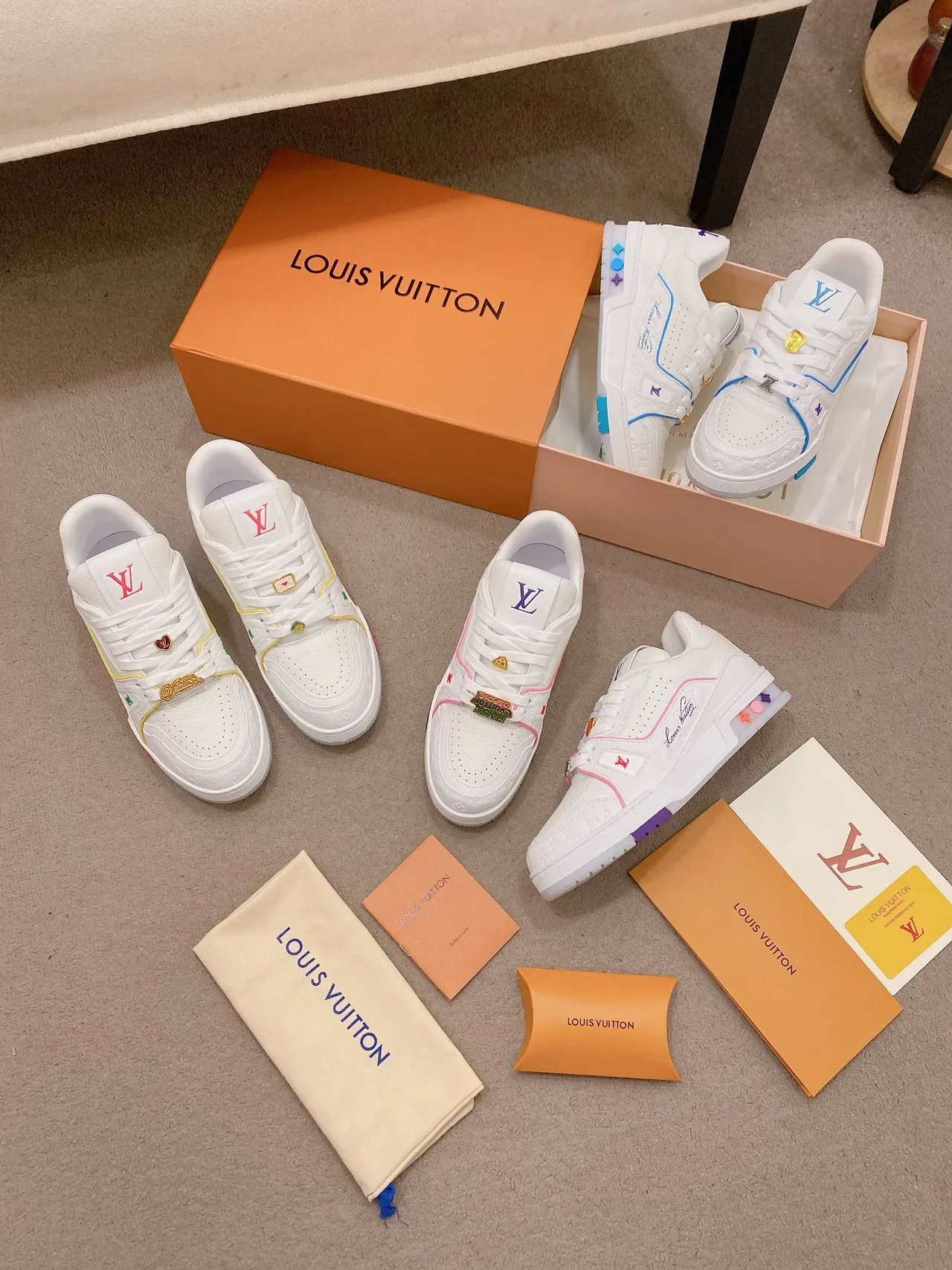 Louis Vuitton LV Trainer সাদা নীল মোনोग্রাম চামড়া উপরের অংশ ডুয়াল টোন পাইপিং লাইফস্টাইল স্নিকার্স 2