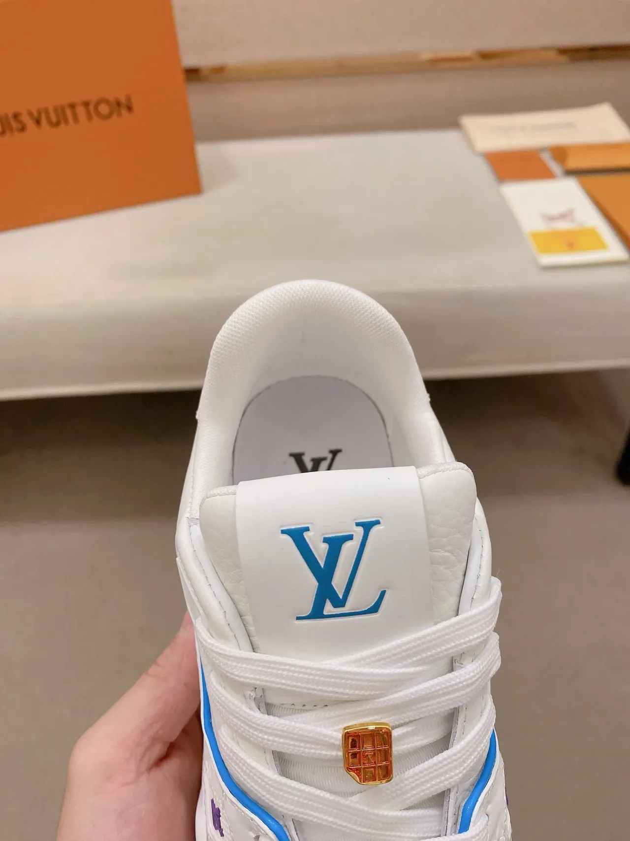 Louis Vuitton LV Trainer সাদা নীল মোনोग্রাম চামড়া উপরের অংশ ডুয়াল টোন পাইপিং লাইফস্টাইল স্নিকার্স 5