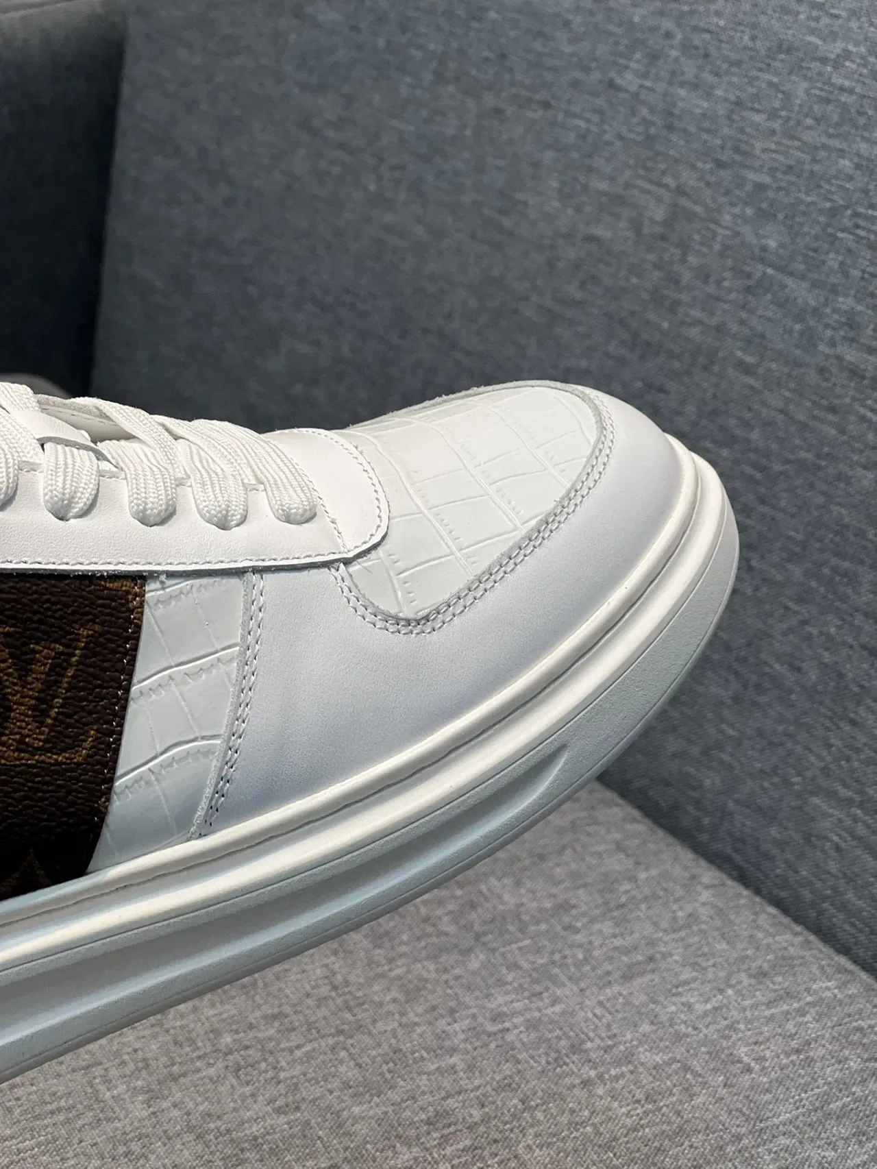 Louis Vuitton LV Trainer Blanc Marron Cuir embossé crocodile Monogram Stripe Detail Lifestyle Sneakers 3