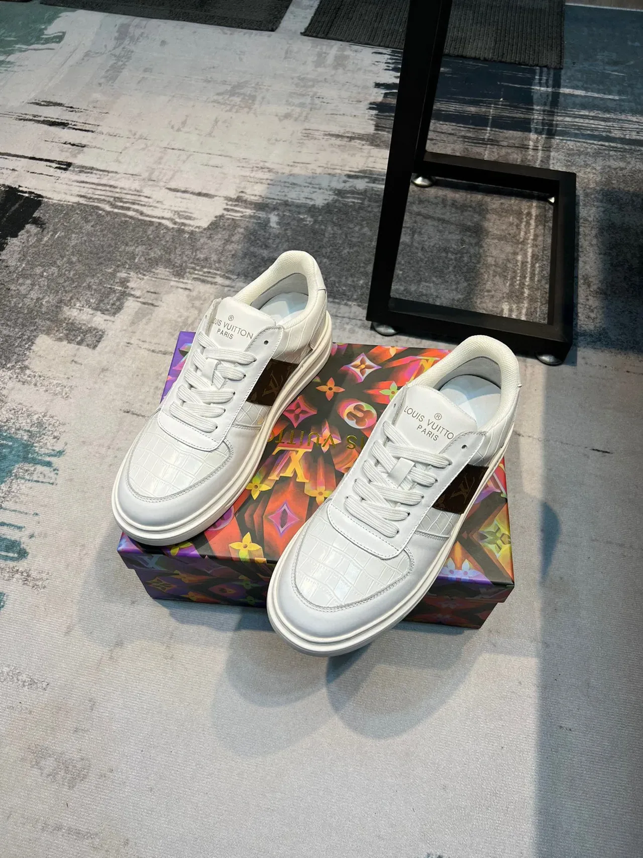Louis Vuitton LV Trainer Blanc Marron Cuir embossé crocodile Monogram Stripe Detail Lifestyle Sneakers 4