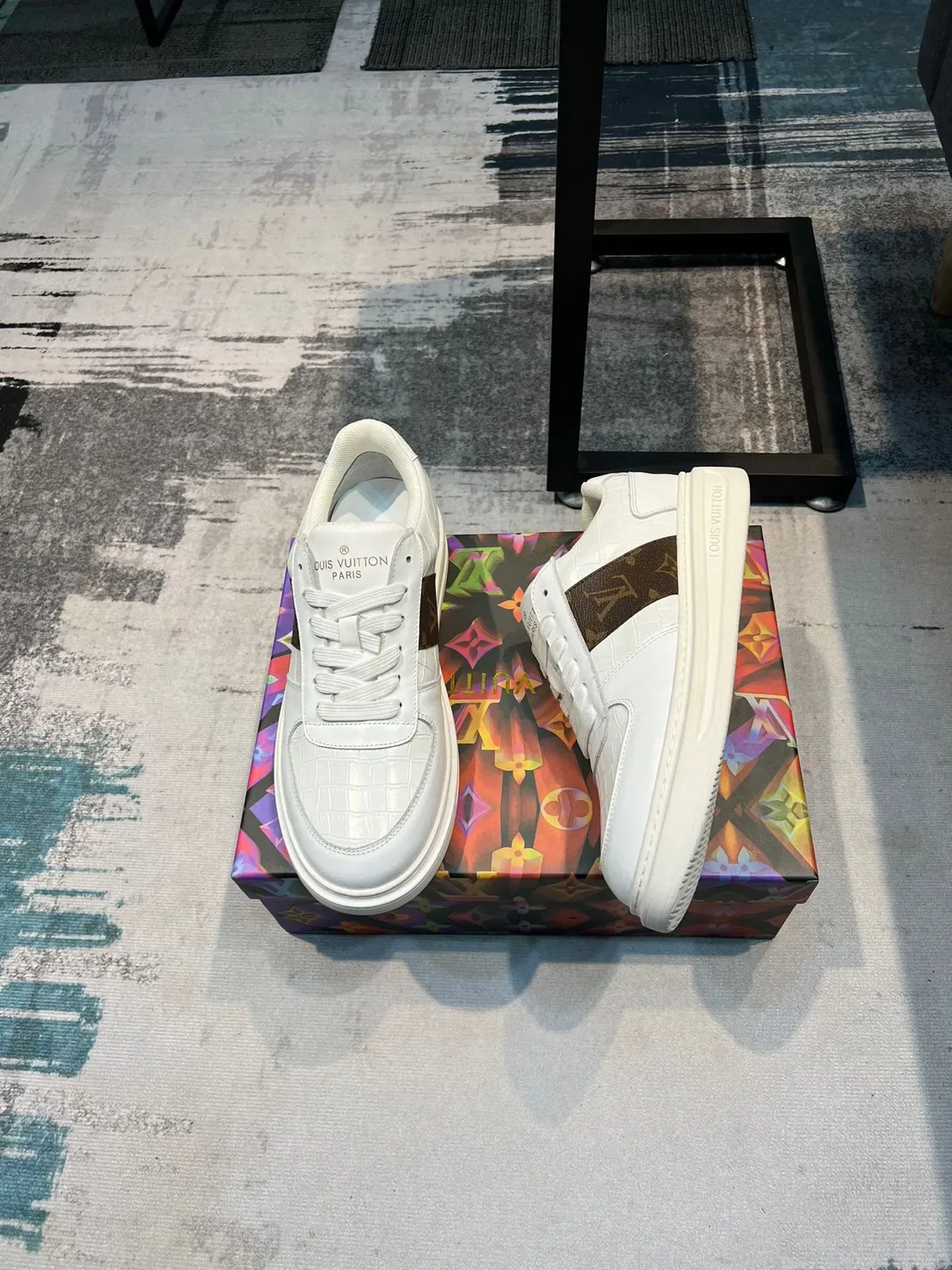 Louis Vuitton LV Trainer Blanc Marron Cuir embossé crocodile Monogram Stripe Detail Lifestyle Sneakers 5