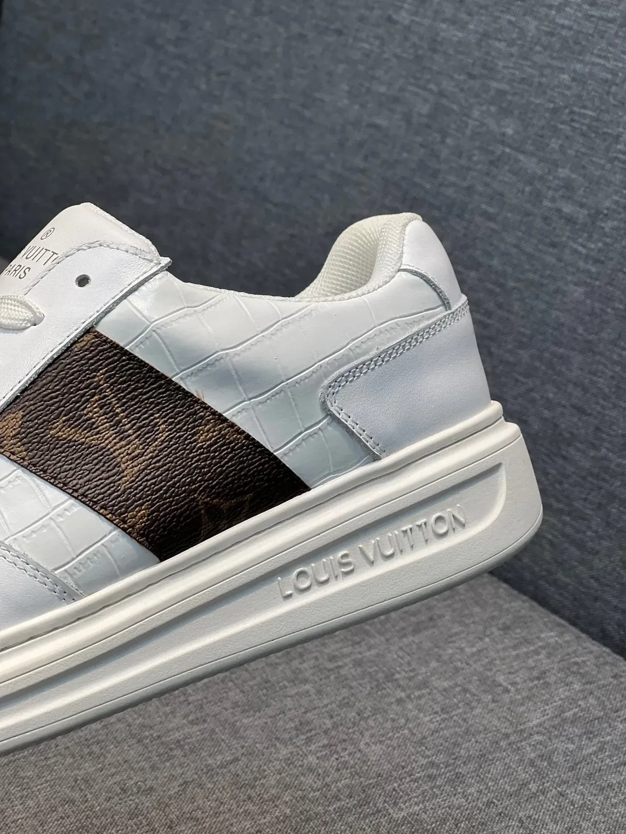 Louis Vuitton LV Trainer Blanc Marron Cuir embossé crocodile Monogram Stripe Detail Lifestyle Sneakers 7