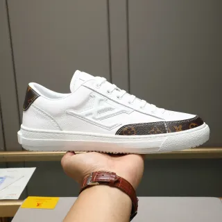 Louis Vuitton LV Trainer Zapatillas lifestyle blancas y marrones de cuero con monograma en la parte superior de lienzo con punta y talón