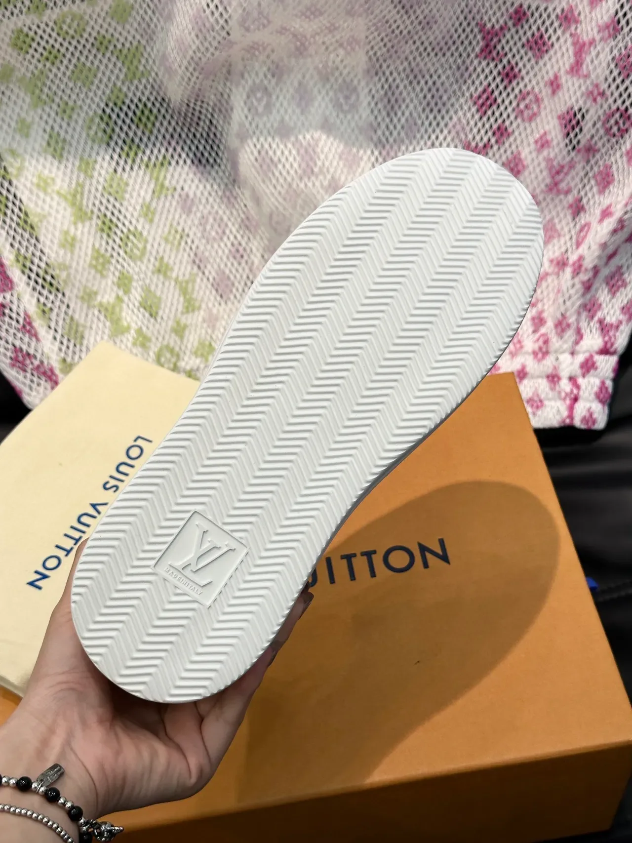 لويس فيتون LV Trainer أبيض وبني جلد مثقب طبقات جلد مقشف بيج حذاء أسلوب حياة رياضي 2