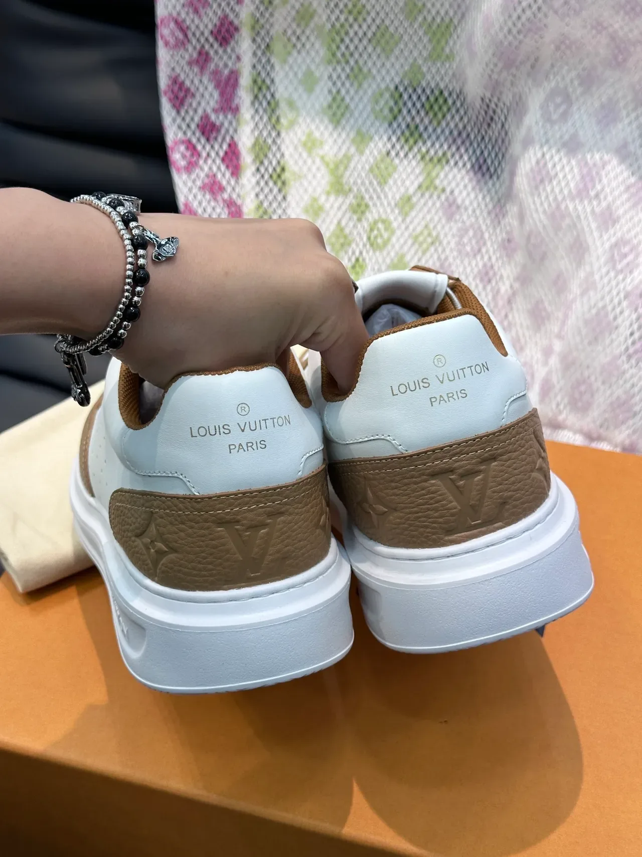 لويس فيتون LV Trainer أبيض وبني جلد مثقب طبقات جلد مقشف بيج حذاء أسلوب حياة رياضي 3