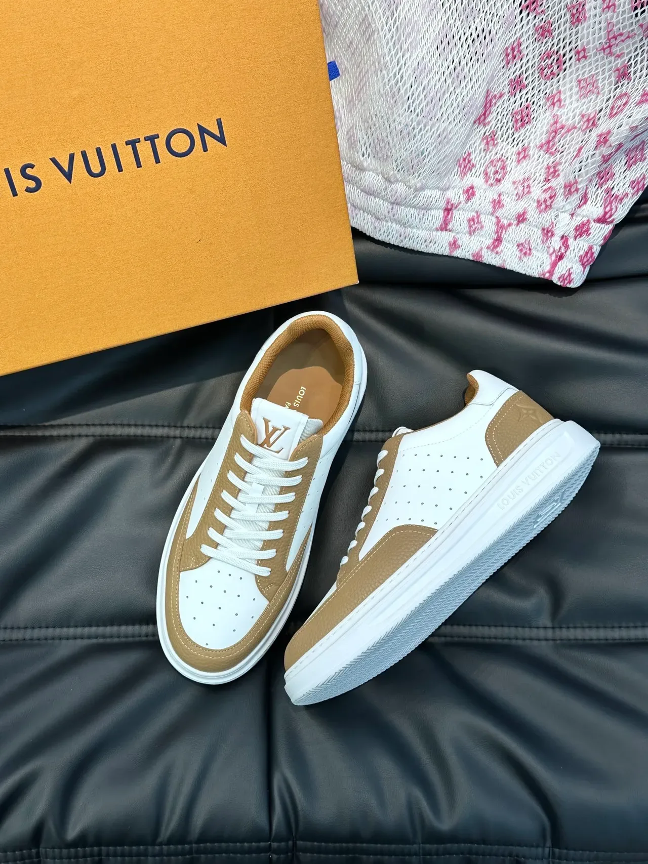 لويس فيتون LV Trainer أبيض وبني جلد مثقب طبقات جلد مقشف بيج حذاء أسلوب حياة رياضي 4