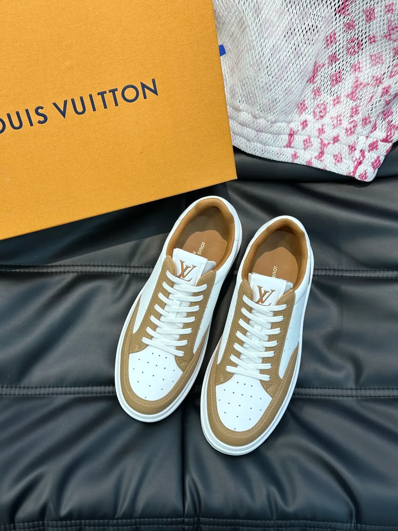 لويس فيتون LV Trainer أبيض وبني جلد مثقب طبقات جلد مقشف بيج حذاء أسلوب حياة رياضي 5