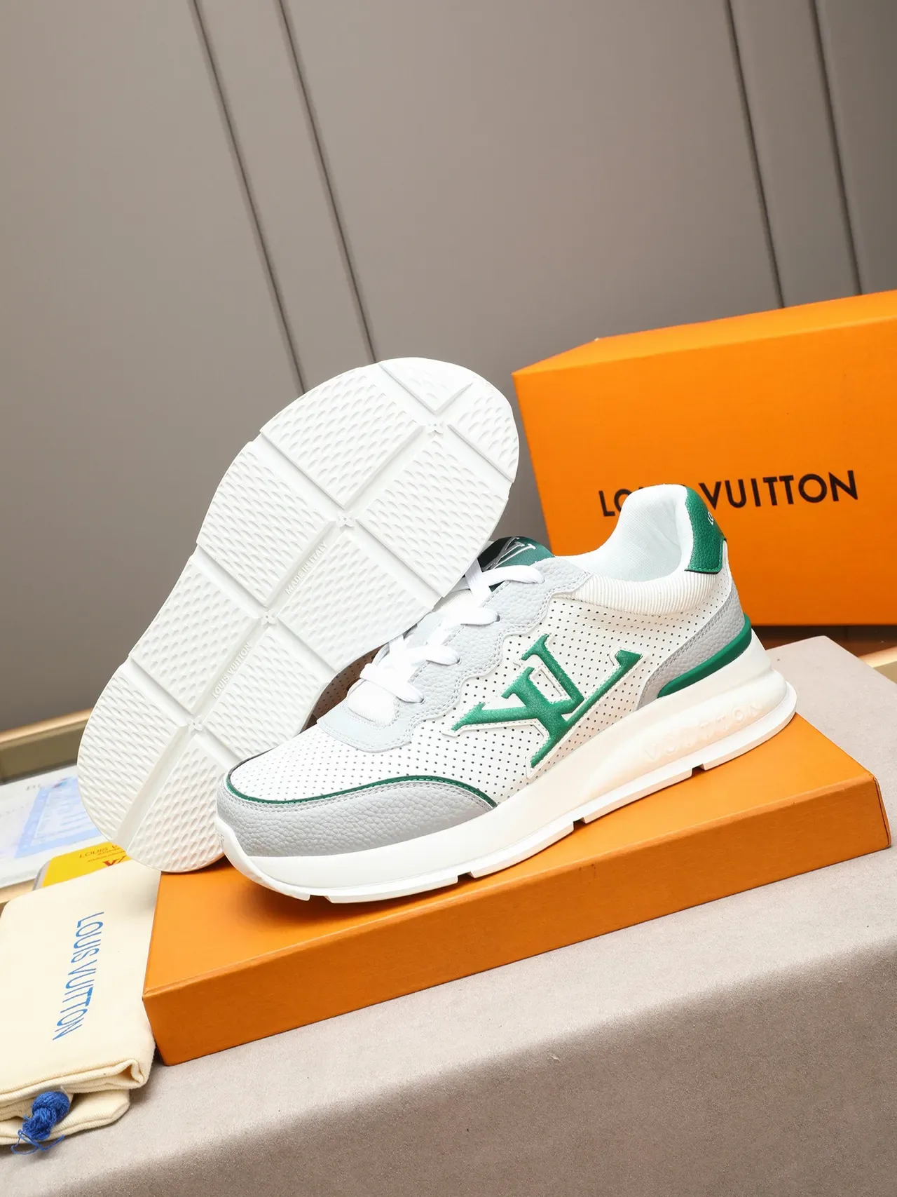 Louis Vuitton LV Trainer Sneakers Lifestyle Blanc Vert Cuir Perforé Upper Semelle Emboss 2
