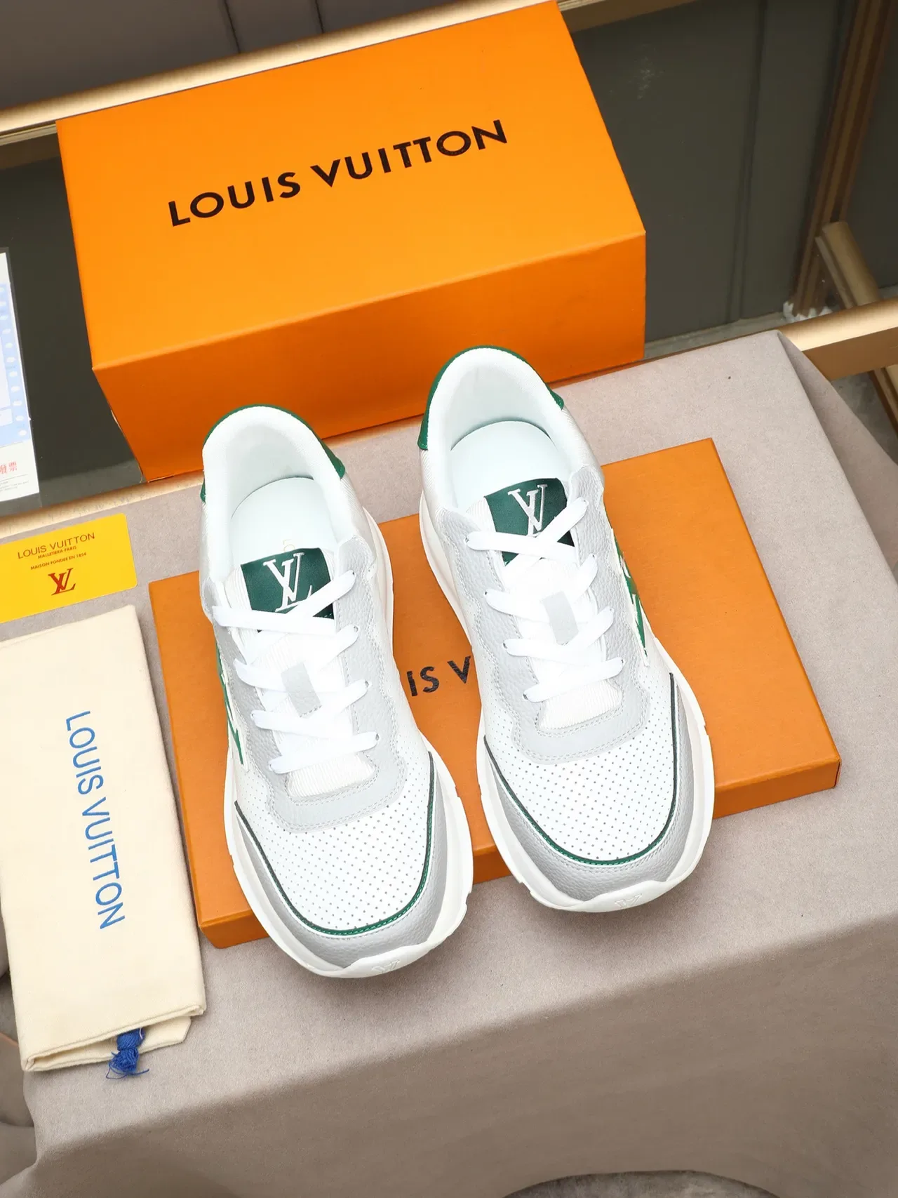 Louis Vuitton LV Trainer Sneakers Lifestyle Blanc Vert Cuir Perforé Upper Semelle Emboss 3