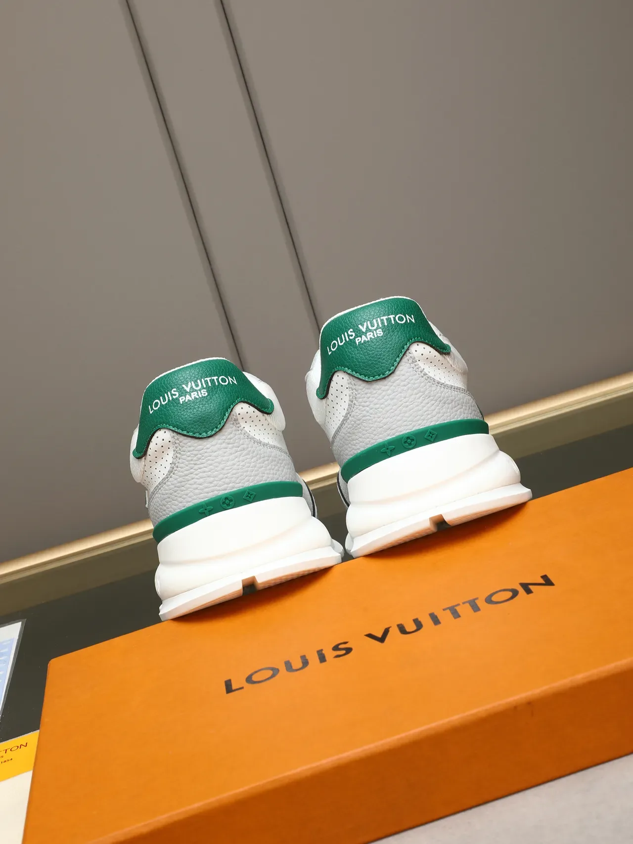 Louis Vuitton LV Trainer Sneakers Lifestyle Blanc Vert Cuir Perforé Upper Semelle Emboss 4