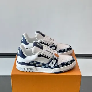 লুইস ভিটন LV Trainer সাদা নেভি চেকারবোর্ড ডেনিম প্যানেল মোনোগ্রামড স্ট্র্যাপ লাইফস্টাইল স্নিকার
