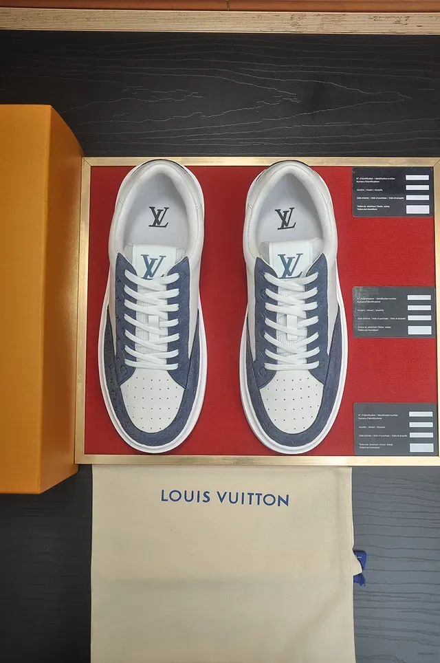 লুইস ভিটন LV Trainer হোয়াইট ও নেভি লো-টপ পারফোরেটেড মনোগ্রাম লাইফস্টাইল স্নিকার 5