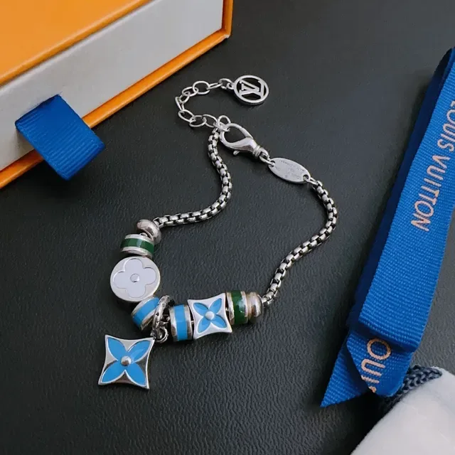 Louis Vuitton Monogram Bracelet Charme Fleur Argent Boîte Bleue Chaîne Émail Charms Floraux 3