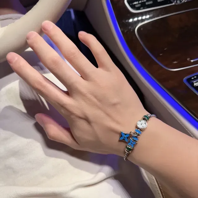 Louis Vuitton Monogram Bracelet Charme Fleur Argent Boîte Bleue Chaîne Émail Charms Floraux 4
