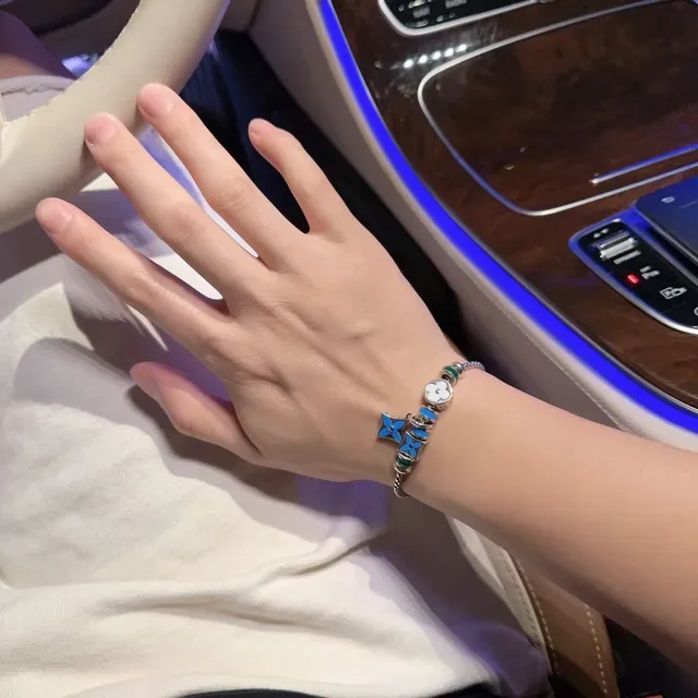 Louis Vuitton Monogram Bracelet Charme Fleur Argent Boîte Bleue Chaîne Émail Charms Floraux 7