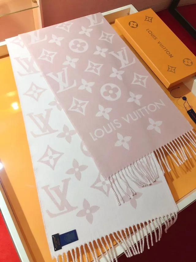 Louis Vuitton Monogram Jacquard وشاح كشميري وردي وكريمي 6