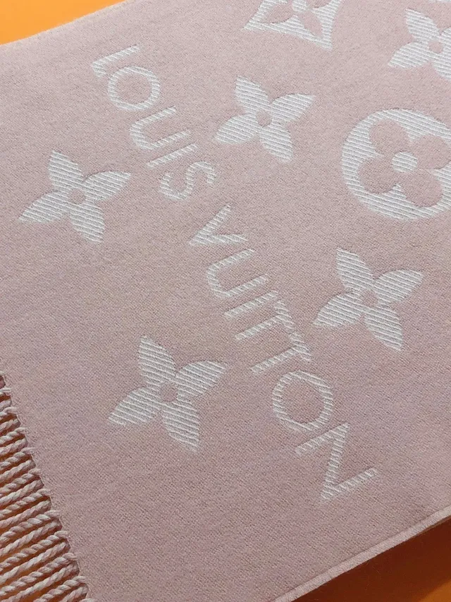 Louis Vuitton Monogram Jacquard وشاح كشميري وردي وكريمي 8